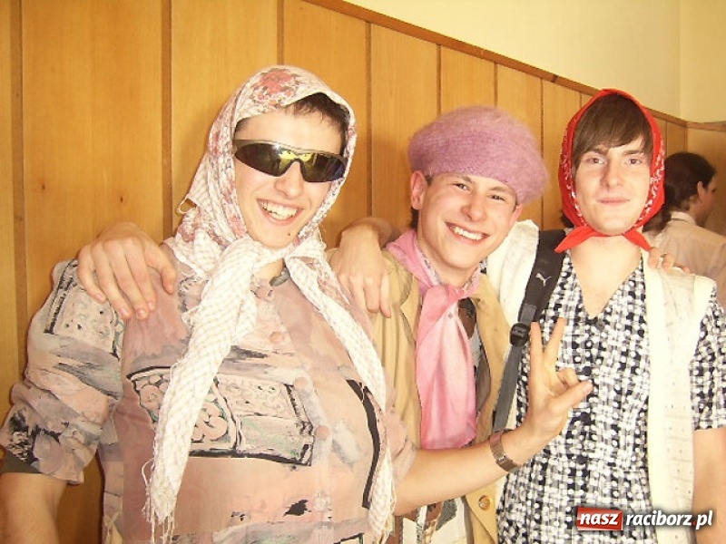 Zdjęcie w galerii na portalu naszraciborz.pl: Dawnych studniówek czar. Maturzyści II LO w 2001 i 2009 roku wiadomości z regionu