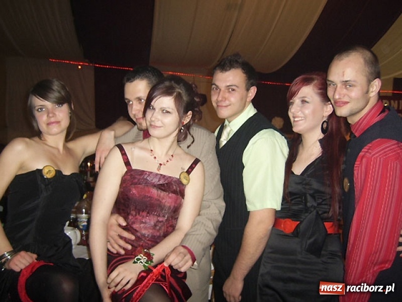 Zdjęcie w galerii na portalu naszraciborz.pl: Dawnych studniówek czar. Maturzyści II LO w 2001 i 2009 roku wiadomości z regionu