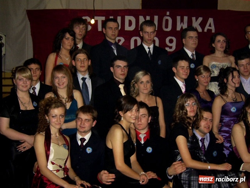 Zdjęcie w galerii na portalu naszraciborz.pl: Dawnych studniówek czar. Maturzyści II LO w 2001 i 2009 roku wiadomości z regionu
