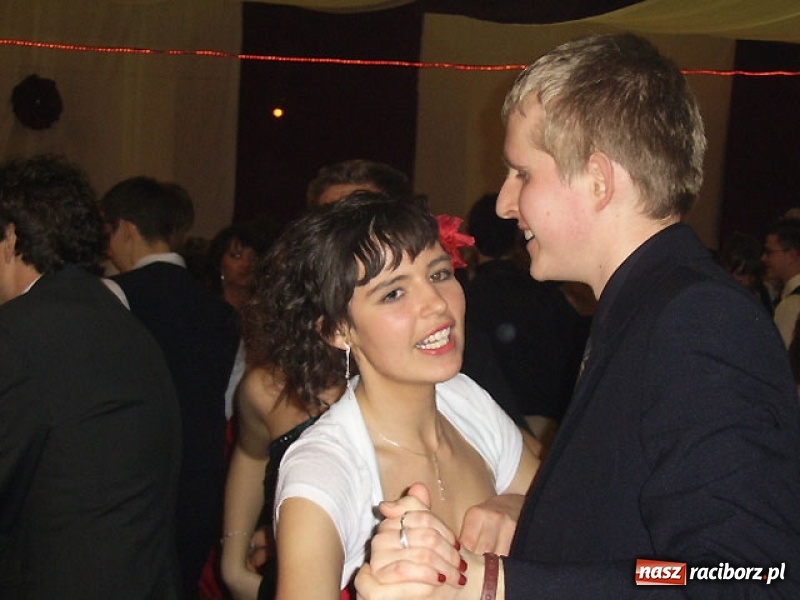 Zdjęcie w galerii na portalu naszraciborz.pl: Dawnych studniówek czar. Maturzyści II LO w 2001 i 2009 roku wiadomości z regionu