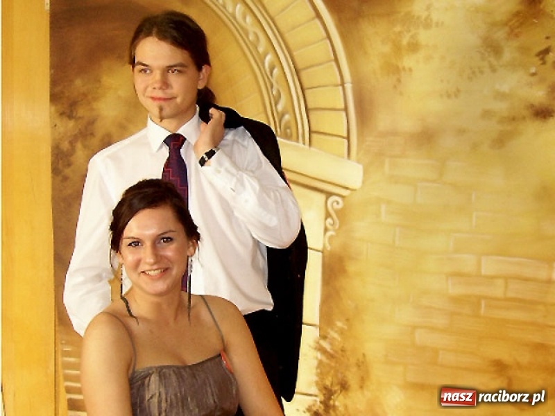 Zdjęcie w galerii na portalu naszraciborz.pl: Dawnych studniówek czar. Maturzyści II LO w 2001 i 2009 roku wiadomości z regionu