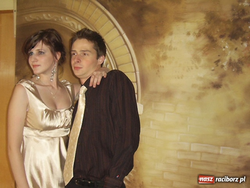 Zdjęcie w galerii na portalu naszraciborz.pl: Dawnych studniówek czar. Maturzyści II LO w 2001 i 2009 roku wiadomości z regionu