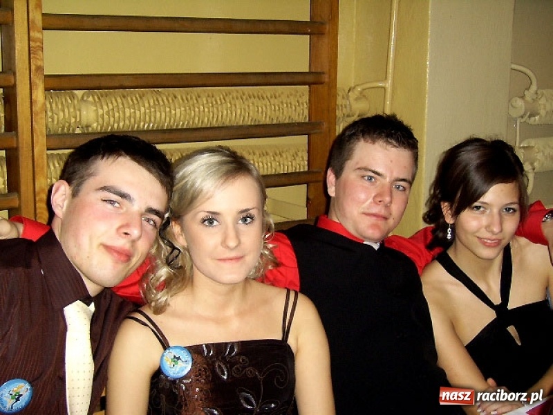 Zdjęcie w galerii na portalu naszraciborz.pl: Dawnych studniówek czar. Maturzyści II LO w 2001 i 2009 roku wiadomości z regionu