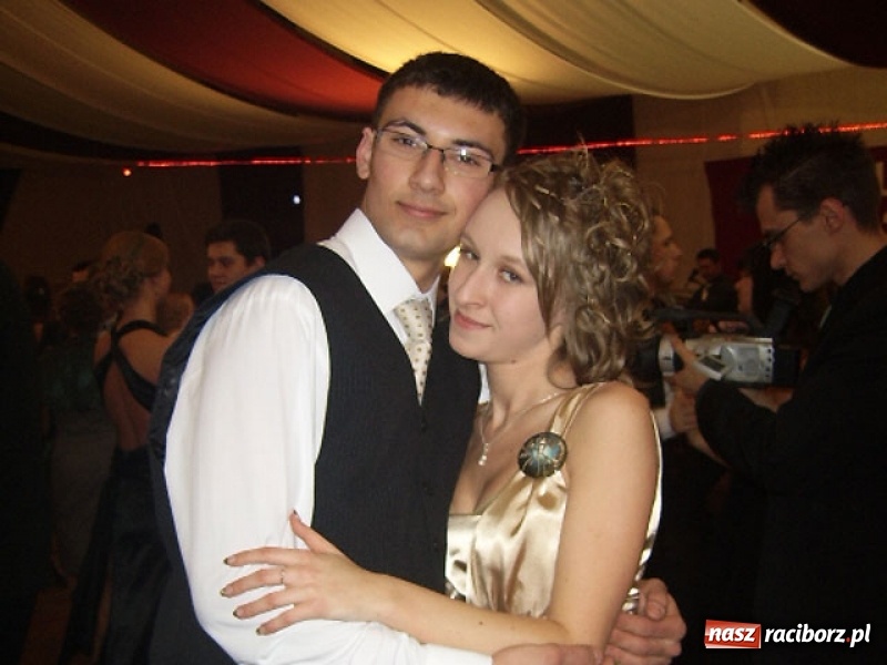 Zdjęcie w galerii na portalu naszraciborz.pl: Dawnych studniówek czar. Maturzyści II LO w 2001 i 2009 roku wiadomości z regionu