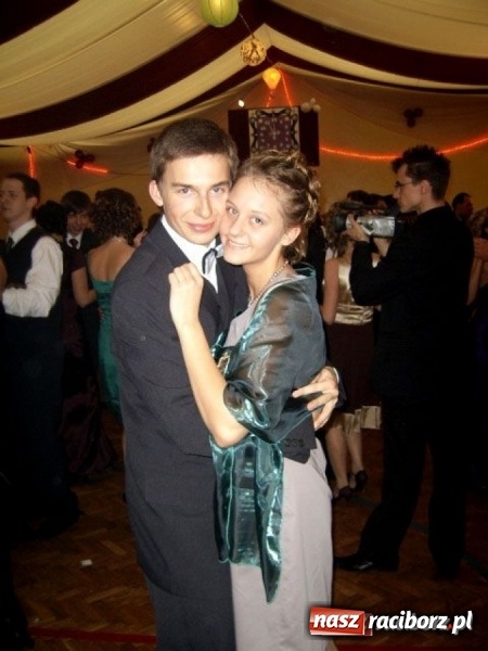 Zdjęcie w galerii na portalu naszraciborz.pl: Dawnych studniówek czar. Maturzyści II LO w 2001 i 2009 roku wiadomości z regionu