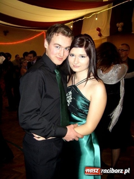 Zdjęcie w galerii na portalu naszraciborz.pl: Dawnych studniówek czar. Maturzyści II LO w 2001 i 2009 roku wiadomości z regionu