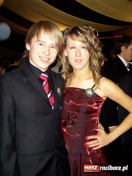 Zdjęcie w galerii na portalu naszraciborz.pl: Dawnych studniówek czar. Maturzyści II LO w 2001 i 2009 roku wiadomości z regionu
