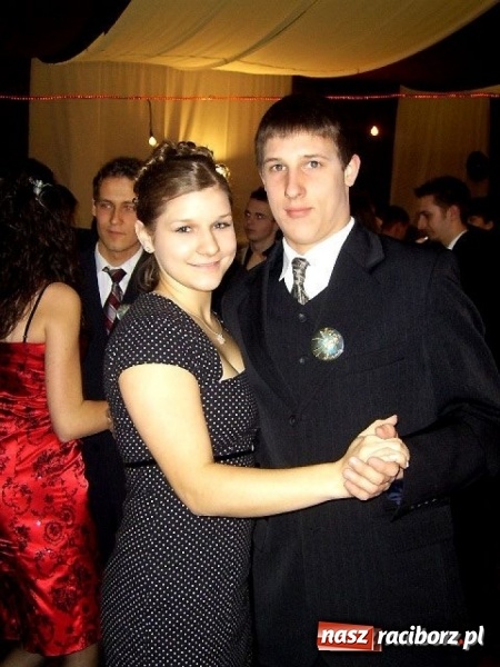 Zdjęcie w galerii na portalu naszraciborz.pl: Dawnych studniówek czar. Maturzyści II LO w 2001 i 2009 roku wiadomości z regionu