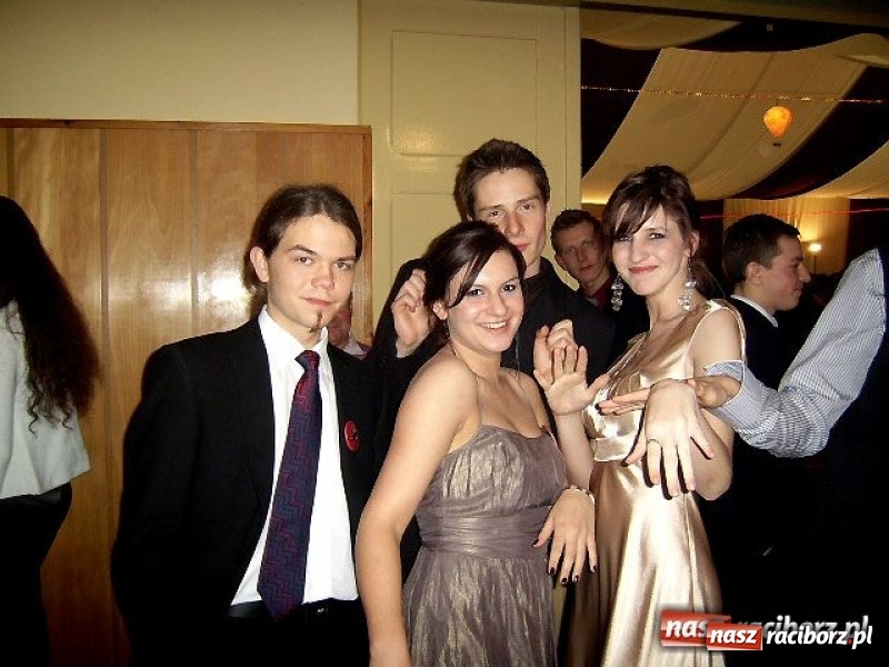 Zdjęcie w galerii na portalu naszraciborz.pl: Dawnych studniówek czar. Maturzyści II LO w 2001 i 2009 roku wiadomości z regionu