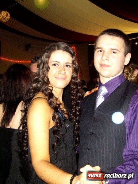 Zdjęcie w galerii na portalu naszraciborz.pl: Dawnych studniówek czar. Maturzyści II LO w 2001 i 2009 roku wiadomości z regionu