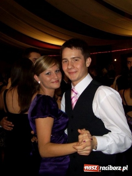 Zdjęcie w galerii na portalu naszraciborz.pl: Dawnych studniówek czar. Maturzyści II LO w 2001 i 2009 roku wiadomości z regionu