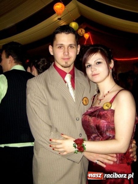 Zdjęcie w galerii na portalu naszraciborz.pl: Dawnych studniówek czar. Maturzyści II LO w 2001 i 2009 roku wiadomości z regionu