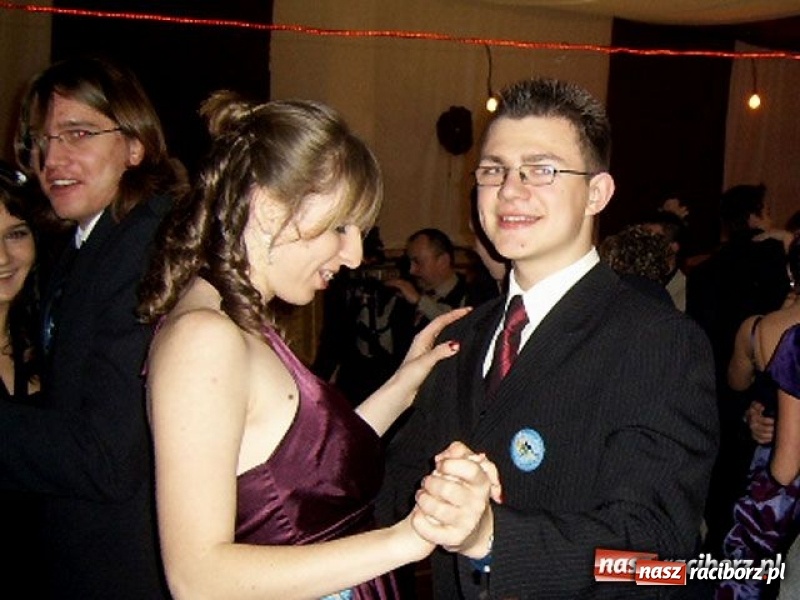 Zdjęcie w galerii na portalu naszraciborz.pl: Dawnych studniówek czar. Maturzyści II LO w 2001 i 2009 roku wiadomości z regionu