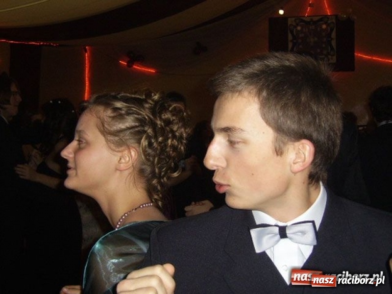 Zdjęcie w galerii na portalu naszraciborz.pl: Dawnych studniówek czar. Maturzyści II LO w 2001 i 2009 roku wiadomości z regionu