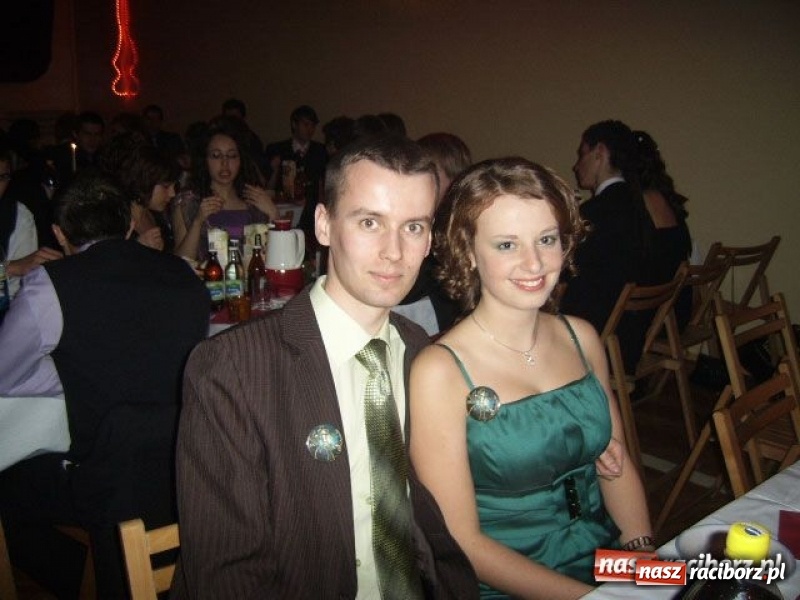 Zdjęcie w galerii na portalu naszraciborz.pl: Dawnych studniówek czar. Maturzyści II LO w 2001 i 2009 roku wiadomości z regionu