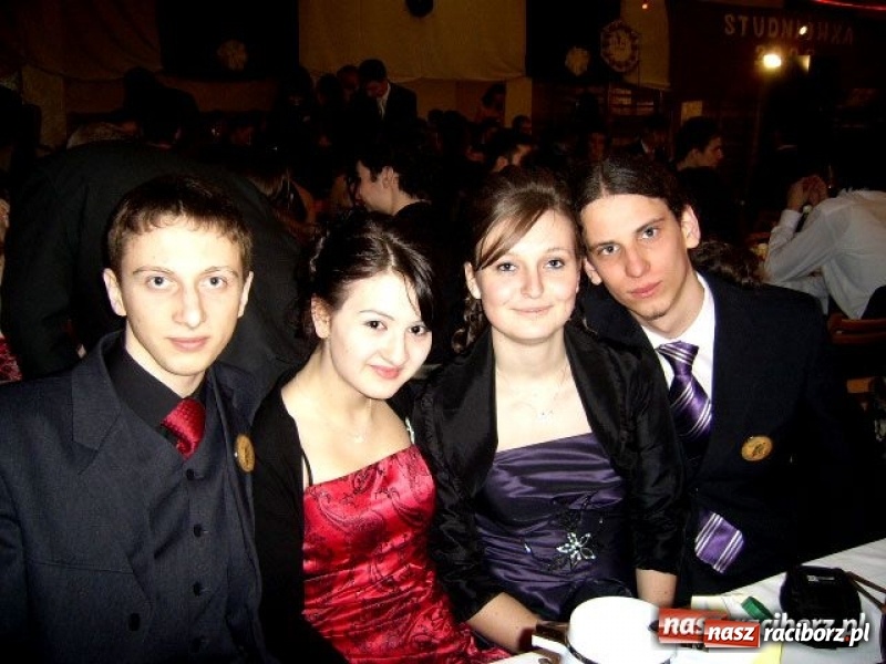 Zdjęcie w galerii na portalu naszraciborz.pl: Dawnych studniówek czar. Maturzyści II LO w 2001 i 2009 roku wiadomości z regionu