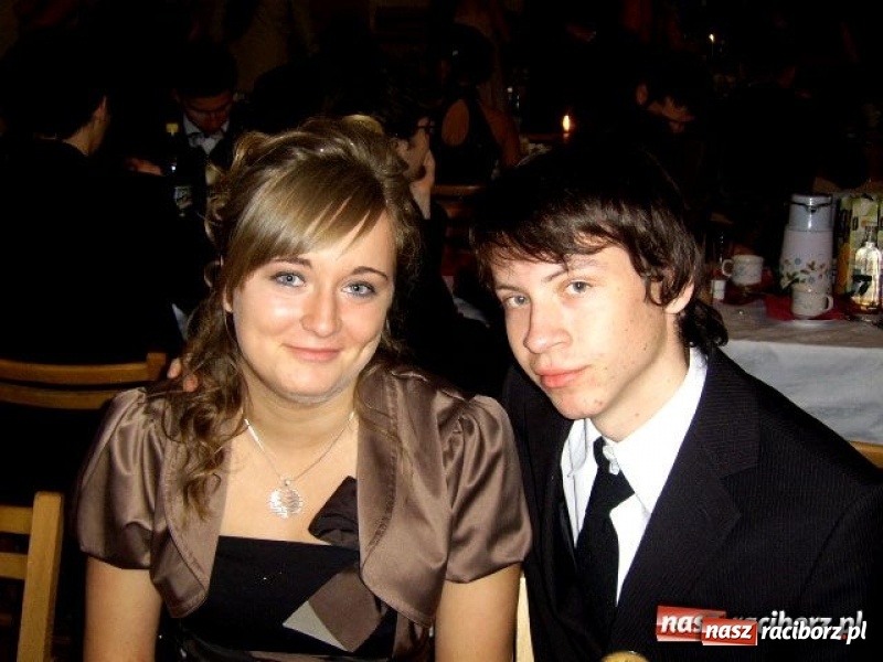 Zdjęcie w galerii na portalu naszraciborz.pl: Dawnych studniówek czar. Maturzyści II LO w 2001 i 2009 roku wiadomości z regionu