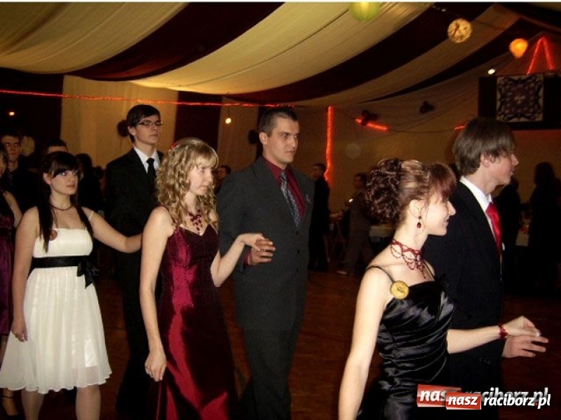 Zdjęcie w galerii na portalu naszraciborz.pl: Dawnych studniówek czar. Maturzyści II LO w 2001 i 2009 roku wiadomości z regionu