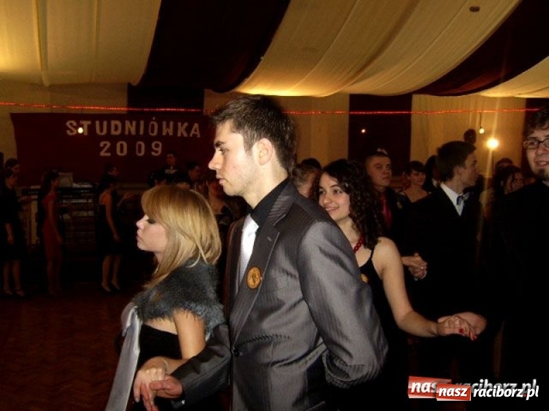 Zdjęcie w galerii na portalu naszraciborz.pl: Dawnych studniówek czar. Maturzyści II LO w 2001 i 2009 roku wiadomości z regionu