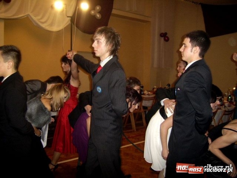 Zdjęcie w galerii na portalu naszraciborz.pl: Dawnych studniówek czar. Maturzyści II LO w 2001 i 2009 roku wiadomości z regionu