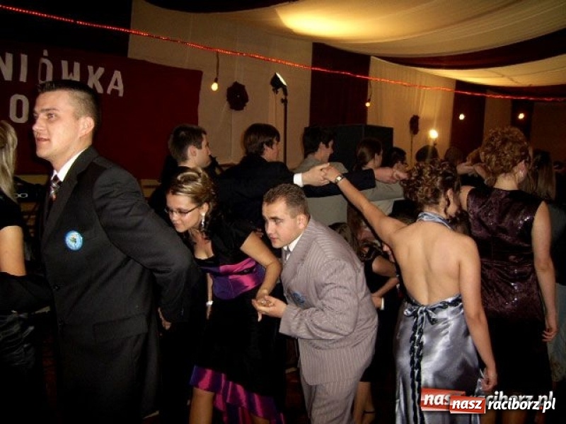 Zdjęcie w galerii na portalu naszraciborz.pl: Dawnych studniówek czar. Maturzyści II LO w 2001 i 2009 roku wiadomości z regionu