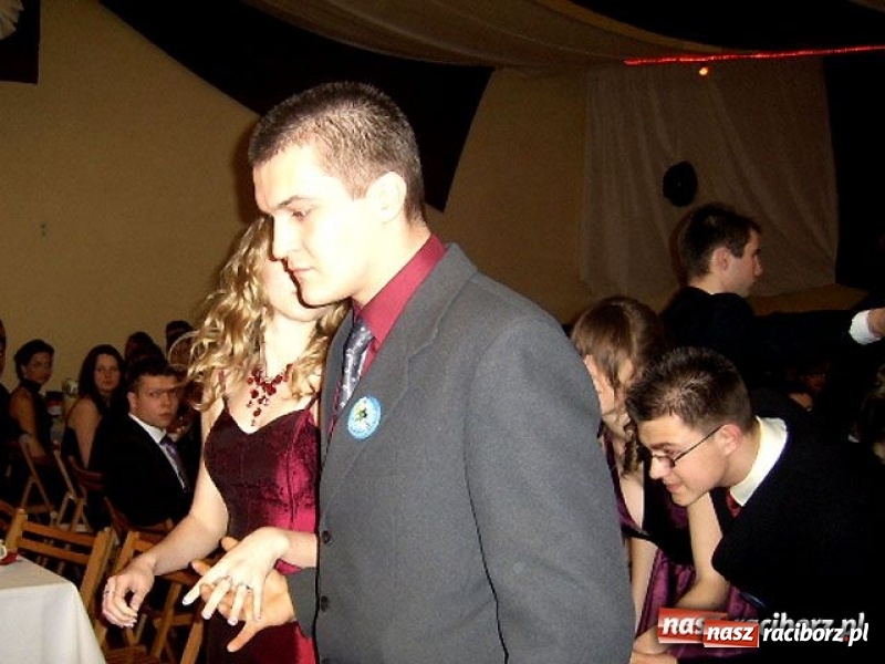 Zdjęcie w galerii na portalu naszraciborz.pl: Dawnych studniówek czar. Maturzyści II LO w 2001 i 2009 roku wiadomości z regionu