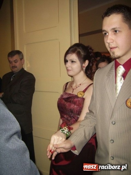 Zdjęcie w galerii na portalu naszraciborz.pl: Dawnych studniówek czar. Maturzyści II LO w 2001 i 2009 roku wiadomości z regionu