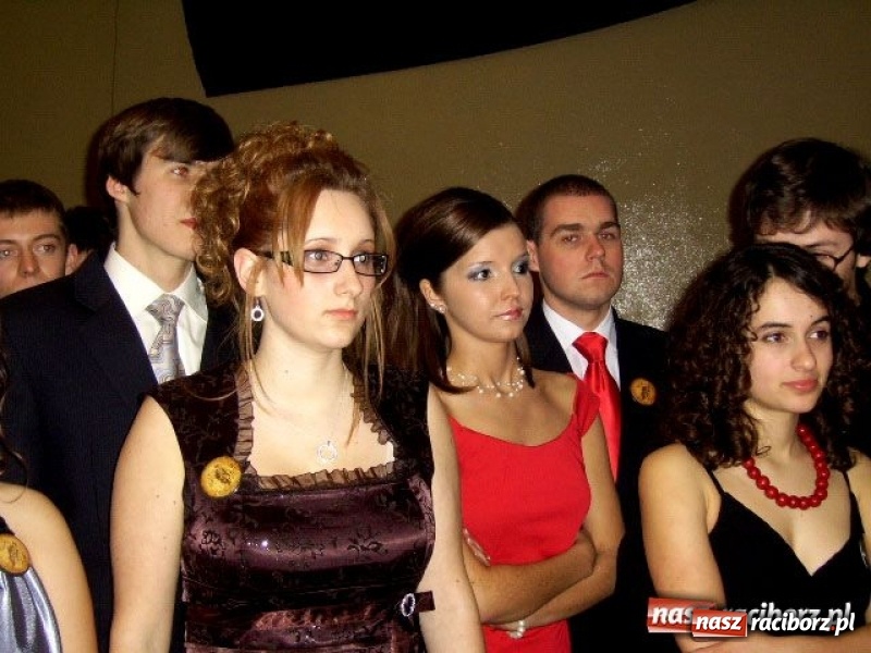 Zdjęcie w galerii na portalu naszraciborz.pl: Dawnych studniówek czar. Maturzyści II LO w 2001 i 2009 roku wiadomości z regionu