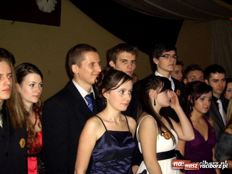 Zdjęcie w galerii na portalu naszraciborz.pl: Dawnych studniówek czar. Maturzyści II LO w 2001 i 2009 roku wiadomości z regionu