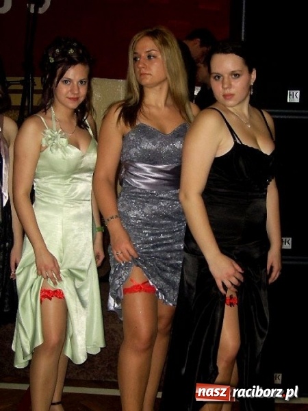 Zdjęcie w galerii na portalu naszraciborz.pl: Dawnych studniówek czar. Maturzyści II LO w 2001 i 2009 roku wiadomości z regionu