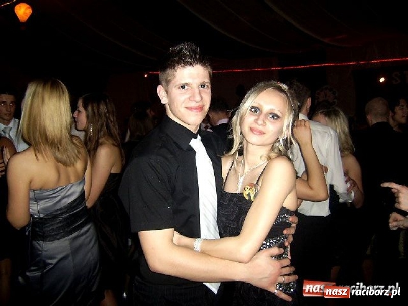 Zdjęcie w galerii na portalu naszraciborz.pl: Dawnych studniówek czar. Maturzyści II LO w 2001 i 2009 roku wiadomości z regionu