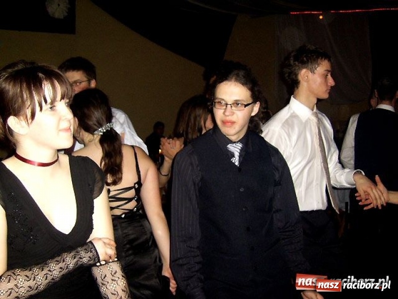 Zdjęcie w galerii na portalu naszraciborz.pl: Dawnych studniówek czar. Maturzyści II LO w 2001 i 2009 roku wiadomości z regionu