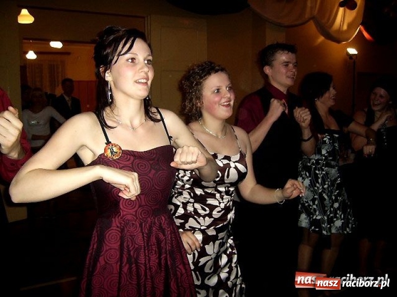 Zdjęcie w galerii na portalu naszraciborz.pl: Dawnych studniówek czar. Maturzyści II LO w 2001 i 2009 roku wiadomości z regionu