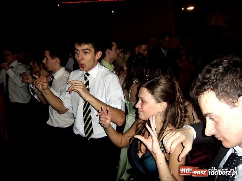Zdjęcie w galerii na portalu naszraciborz.pl: Dawnych studniówek czar. Maturzyści II LO w 2001 i 2009 roku wiadomości z regionu