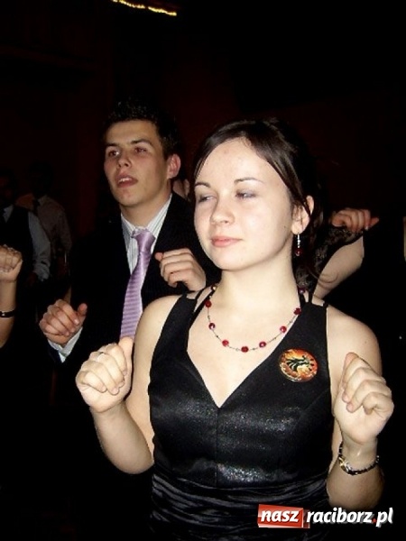 Zdjęcie w galerii na portalu naszraciborz.pl: Dawnych studniówek czar. Maturzyści II LO w 2001 i 2009 roku wiadomości z regionu