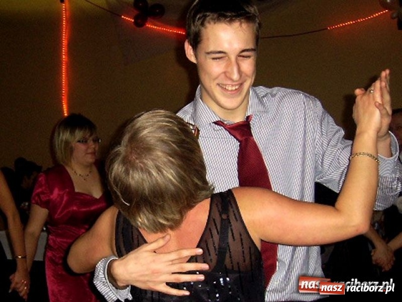 Zdjęcie w galerii na portalu naszraciborz.pl: Dawnych studniówek czar. Maturzyści II LO w 2001 i 2009 roku wiadomości z regionu