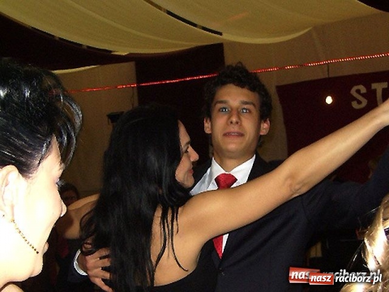 Zdjęcie w galerii na portalu naszraciborz.pl: Dawnych studniówek czar. Maturzyści II LO w 2001 i 2009 roku wiadomości z regionu