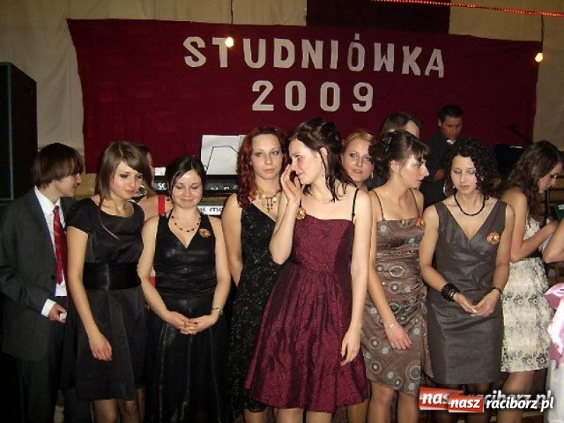 Zdjęcie w galerii na portalu naszraciborz.pl: Dawnych studniówek czar. Maturzyści II LO w 2001 i 2009 roku wiadomości z regionu