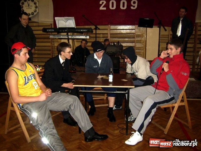 Zdjęcie w galerii na portalu naszraciborz.pl: Dawnych studniówek czar. Maturzyści II LO w 2001 i 2009 roku wiadomości z regionu