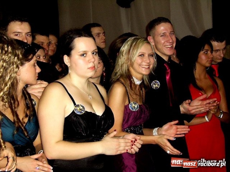 Zdjęcie w galerii na portalu naszraciborz.pl: Dawnych studniówek czar. Maturzyści II LO w 2001 i 2009 roku wiadomości z regionu