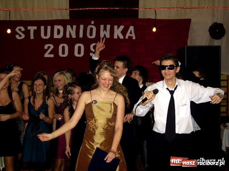 Zdjęcie w galerii na portalu naszraciborz.pl: Dawnych studniówek czar. Maturzyści II LO w 2001 i 2009 roku wiadomości z regionu