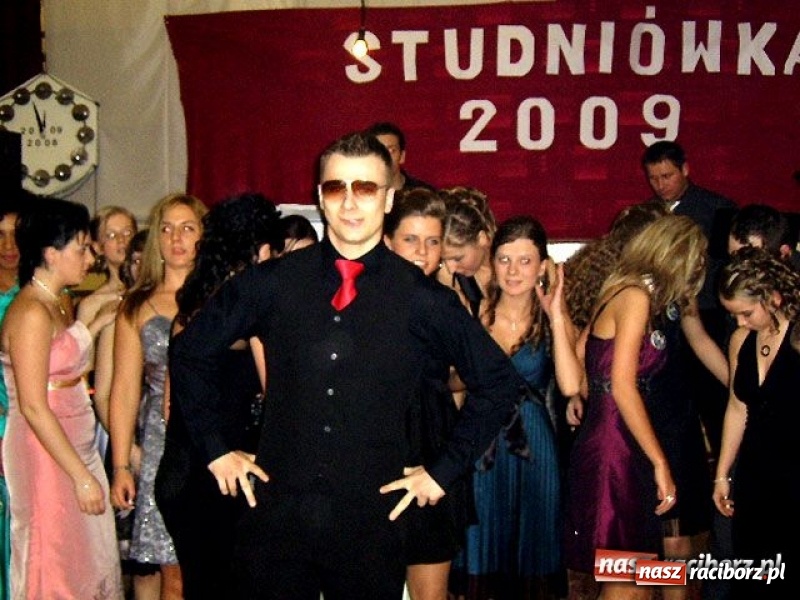 Zdjęcie w galerii na portalu naszraciborz.pl: Dawnych studniówek czar. Maturzyści II LO w 2001 i 2009 roku wiadomości z regionu