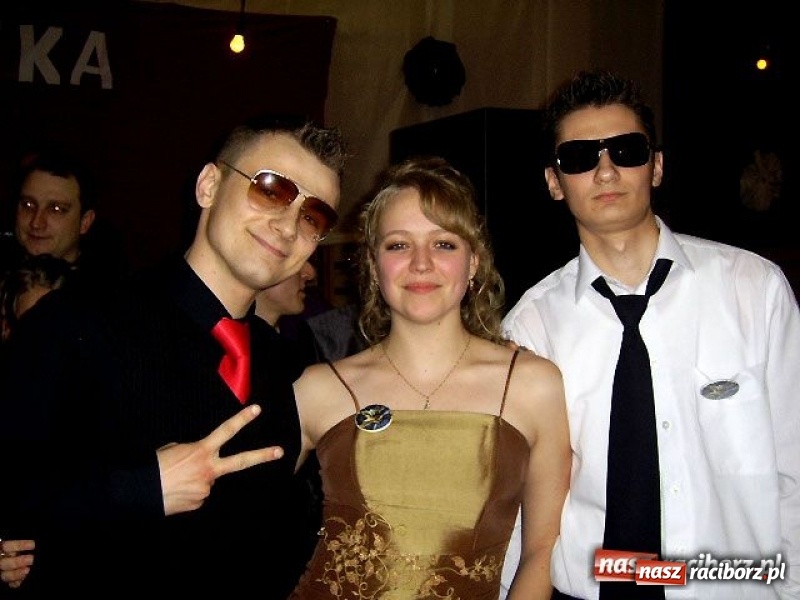 Zdjęcie w galerii na portalu naszraciborz.pl: Dawnych studniówek czar. Maturzyści II LO w 2001 i 2009 roku wiadomości z regionu