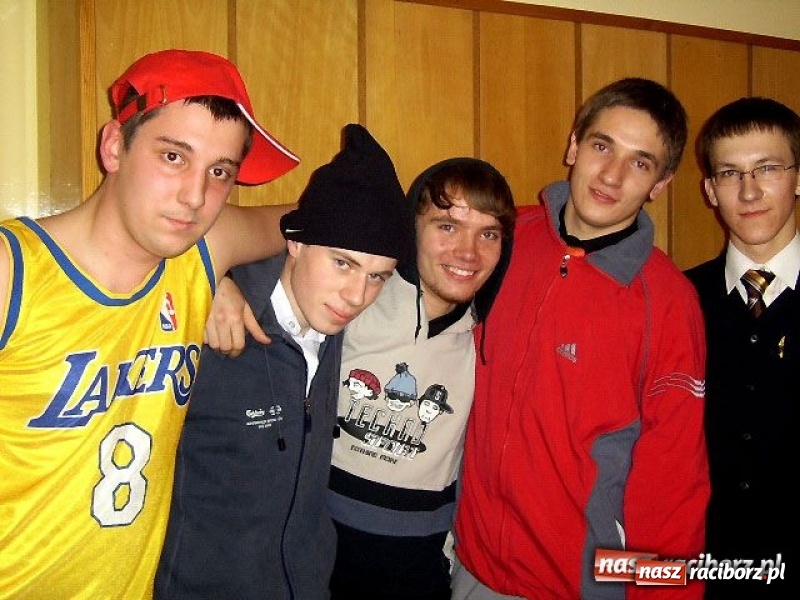 Zdjęcie w galerii na portalu naszraciborz.pl: Dawnych studniówek czar. Maturzyści II LO w 2001 i 2009 roku wiadomości z regionu