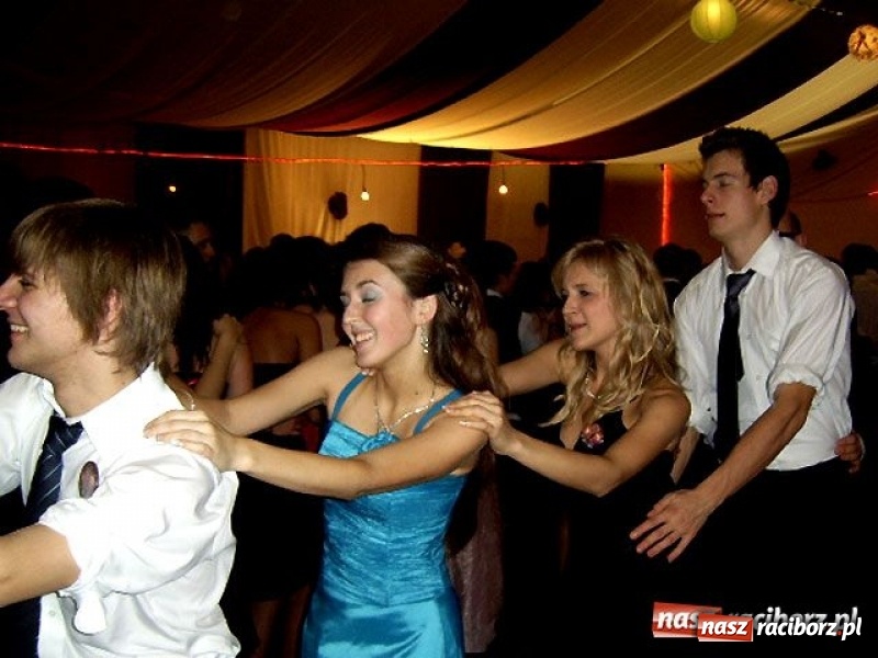 Zdjęcie w galerii na portalu naszraciborz.pl: Dawnych studniówek czar. Maturzyści II LO w 2001 i 2009 roku wiadomości z regionu