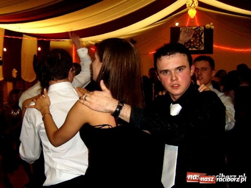 Zdjęcie w galerii na portalu naszraciborz.pl: Dawnych studniówek czar. Maturzyści II LO w 2001 i 2009 roku wiadomości z regionu