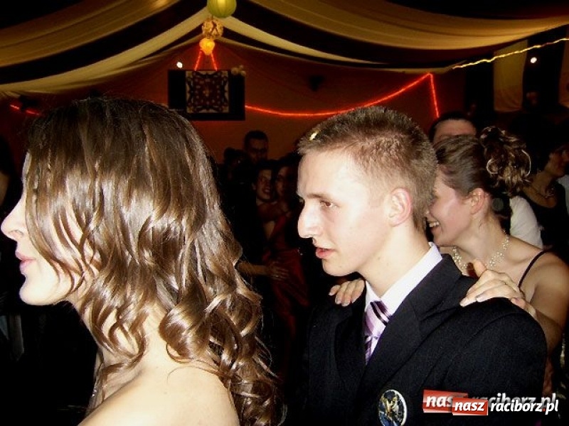 Zdjęcie w galerii na portalu naszraciborz.pl: Dawnych studniówek czar. Maturzyści II LO w 2001 i 2009 roku wiadomości z regionu