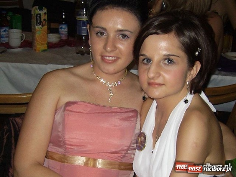 Zdjęcie w galerii na portalu naszraciborz.pl: Dawnych studniówek czar. Maturzyści II LO w 2001 i 2009 roku wiadomości z regionu