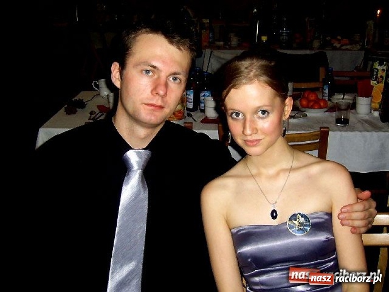 Zdjęcie w galerii na portalu naszraciborz.pl: Dawnych studniówek czar. Maturzyści II LO w 2001 i 2009 roku wiadomości z regionu