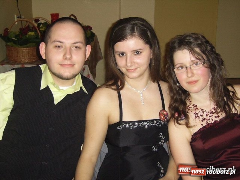 Zdjęcie w galerii na portalu naszraciborz.pl: Dawnych studniówek czar. Maturzyści II LO w 2001 i 2009 roku wiadomości z regionu